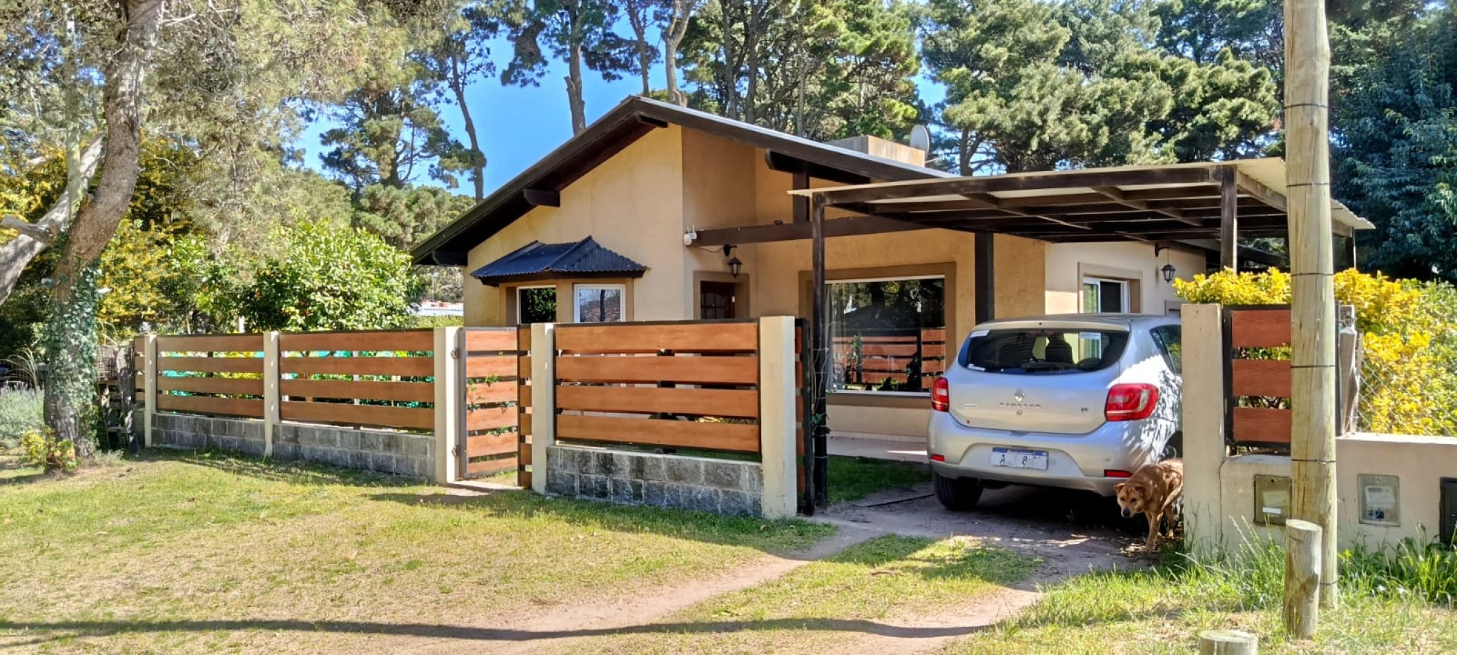 Se vende casa en Valeria del Mar con dos departamentos para renta