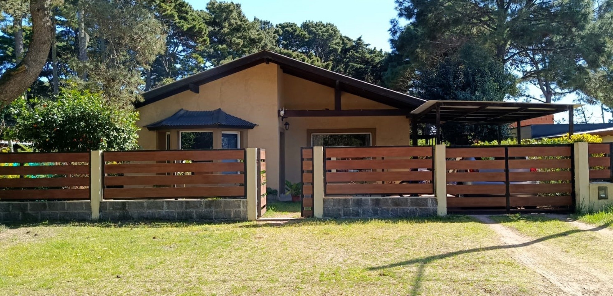 Se vende casa en Valeria del Mar con dos departamentos para renta