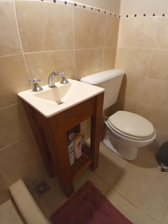 Se vende casa en Valeria del Mar con dos departamentos para renta