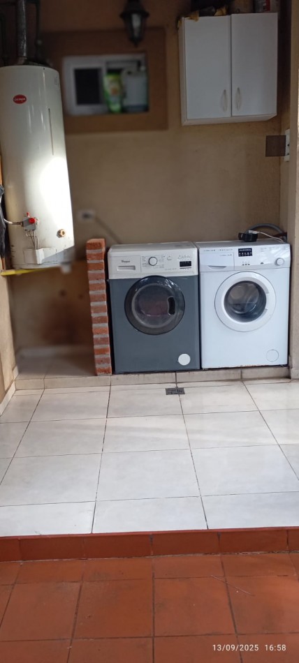 Se vende casa en Valeria del Mar con dos departamentos para renta