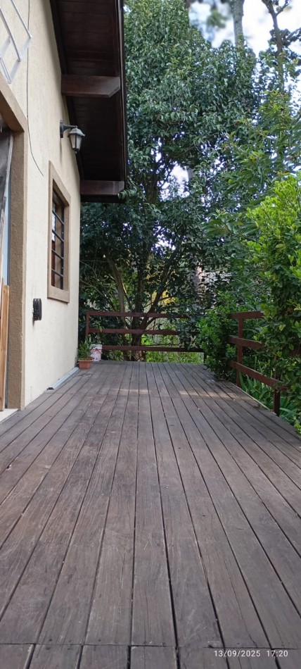 Se vende casa en Valeria del Mar con dos departamentos para renta
