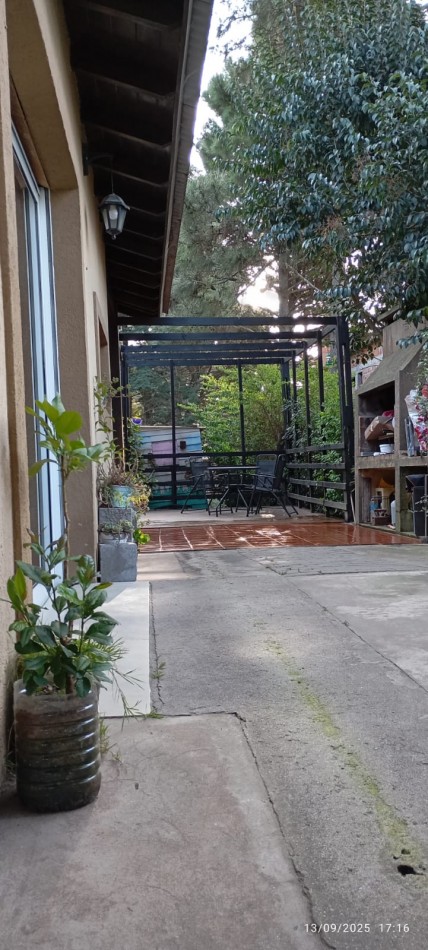 Se vende casa en Valeria del Mar con dos departamentos para renta