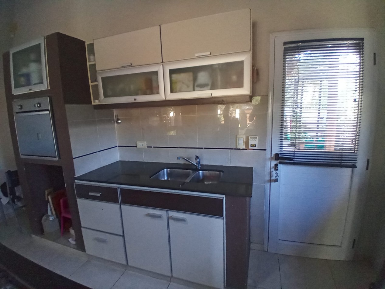 Se vende casa en Valeria del Mar con dos departamentos para renta
