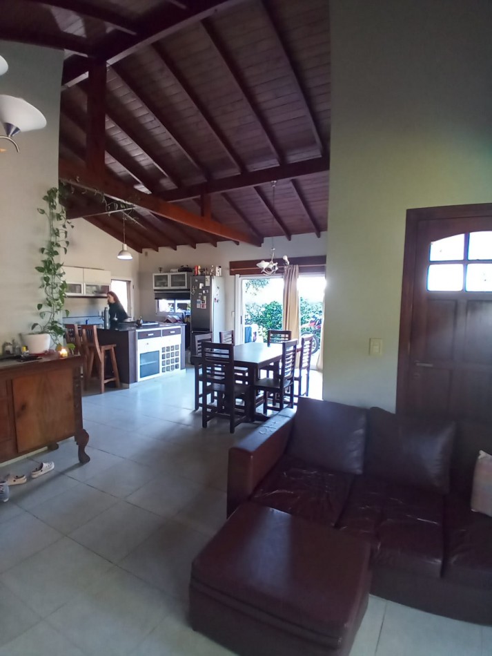 Se vende casa en Valeria del Mar con dos departamentos para renta