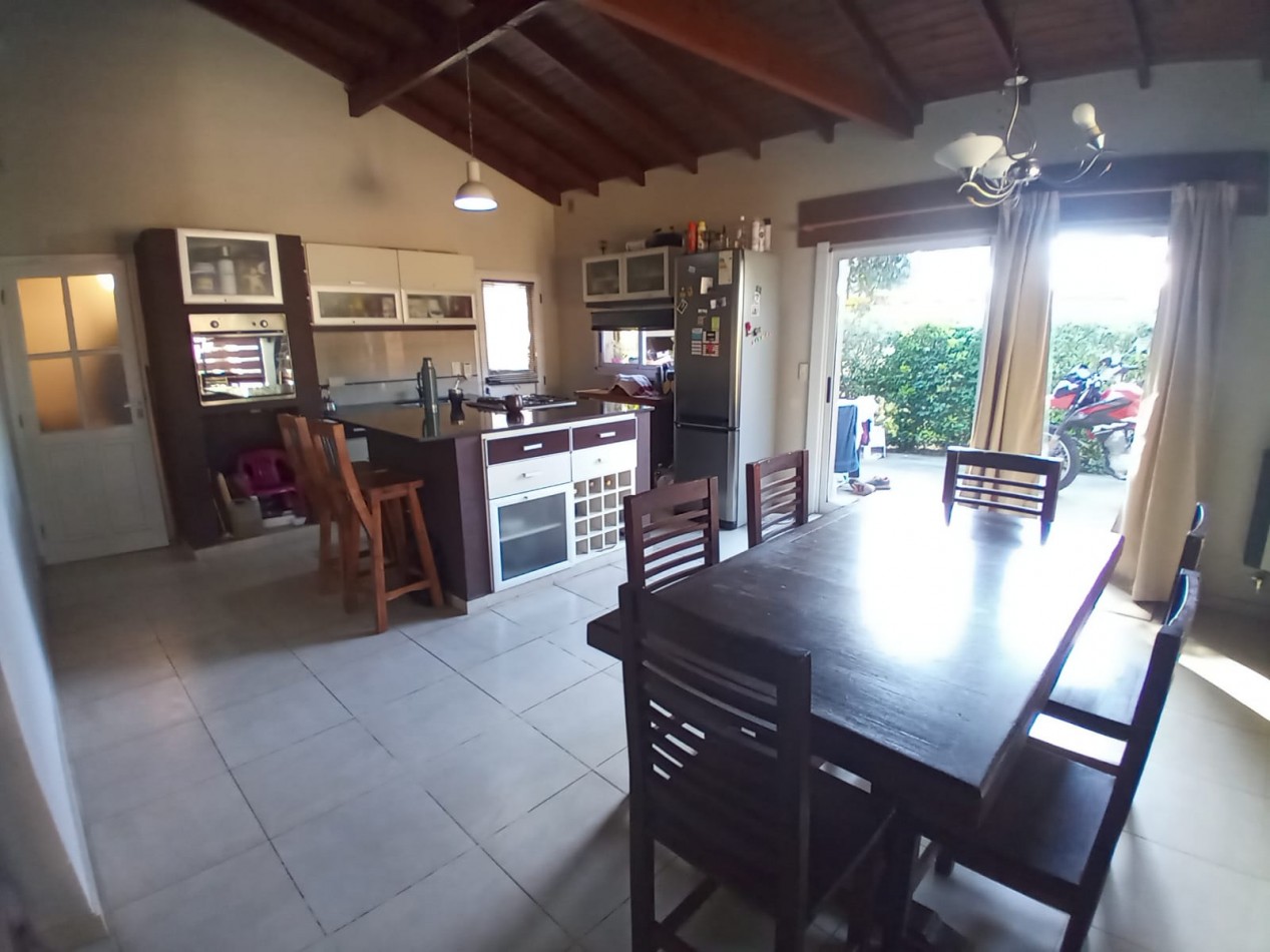 Se vende casa en Valeria del Mar con dos departamentos para renta