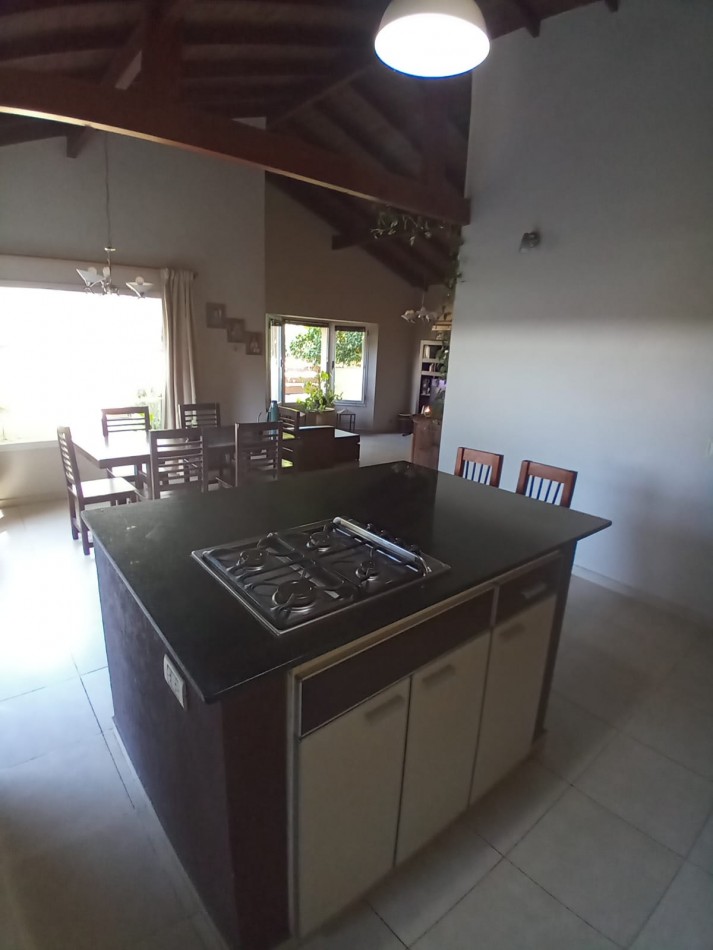 Se vende casa en Valeria del Mar con dos departamentos para renta
