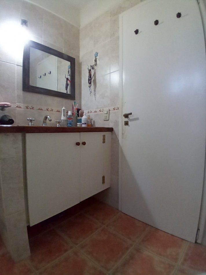 Se vende casa en Valeria del Mar con dos departamentos para renta