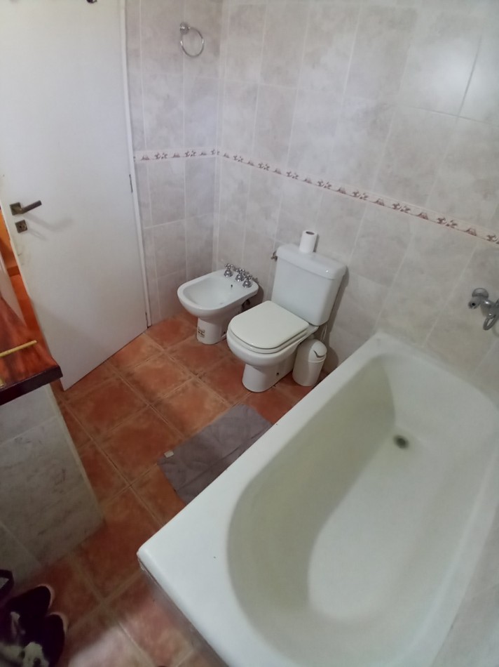 Se vende casa en Valeria del Mar con dos departamentos para renta
